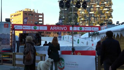 Una pista da sci tra i grattacieli di Milano: gli sguardi increduli dei passanti