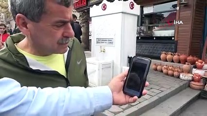 Her gün binlerce kişinin su içtiği tarihi çeşmenin musluklarını çaldılar