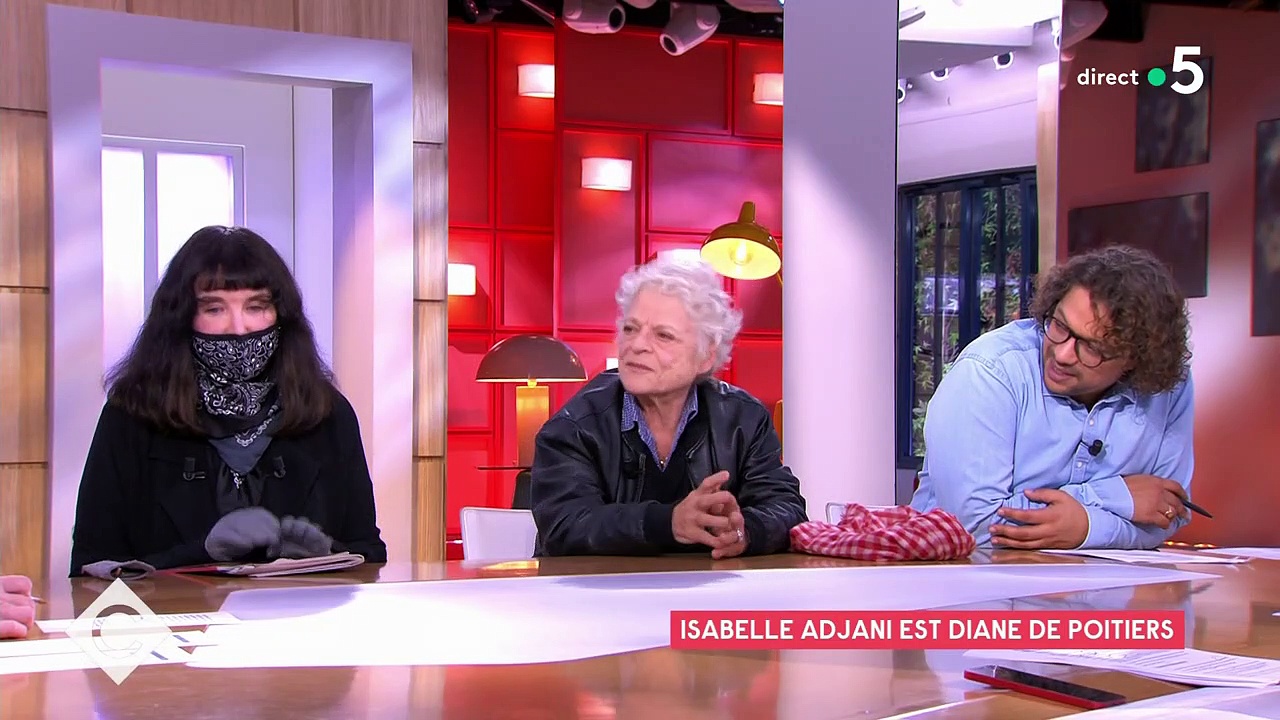 Cortisonée, codéinée" : Isabelle Adjani, gantée et masquée, apparaît en  mauvaise santé sur le plateau de "C à vous" : Femme Actuelle Le MAG