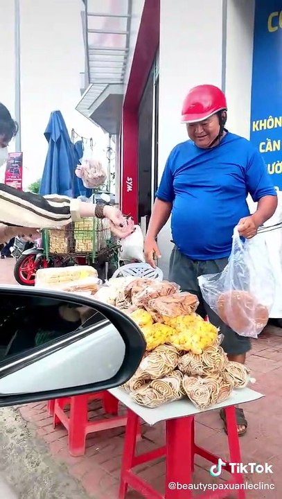 Hình ảnh hiện tại của người ba từng nhảy múa bán bánh nuôi con