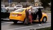 Taksi şoförü kadın yolcunun saçını çekerek kafasına vurdu