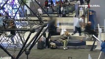 Suçüstü yakalandı! İstanbul Havalimanı'ndaki cep telefonu hırsızlığı kamerada