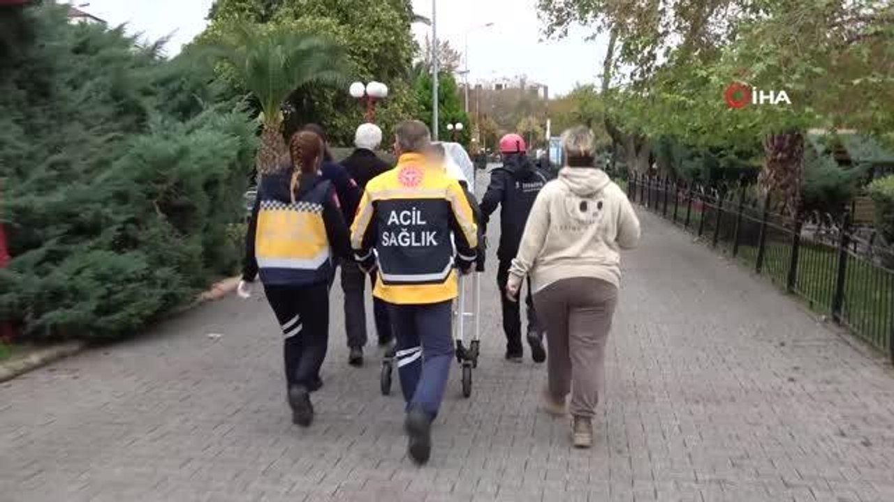 Denize atlayan genç kızı vatandaşlar kurtardı