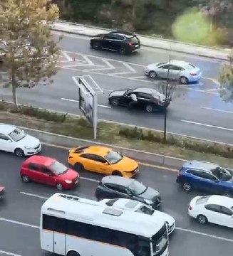 Trafikte sürücü bayıldı, otomobili diğer sürücüler güçlükle durdurdu