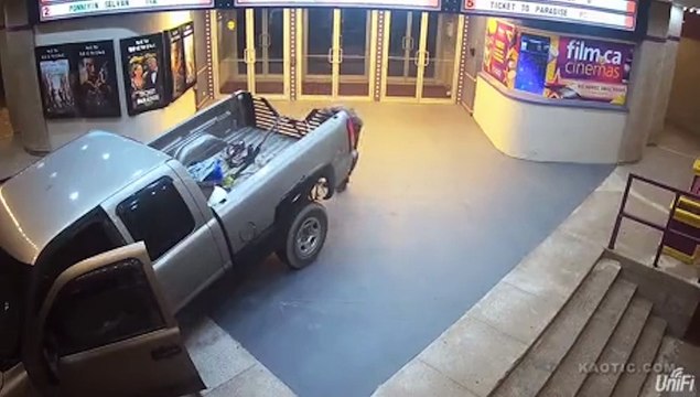 Il vole 680 dollars dans un cinéma et fait 10 000 dollars de dégâts