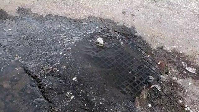 Messina, dai tombini fuoriescono i liquami