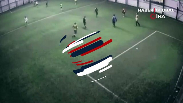 Tekme ve yumruklar havada uçuştu! Halı saha boks ringine döndü, kalabalık zor ayırdı