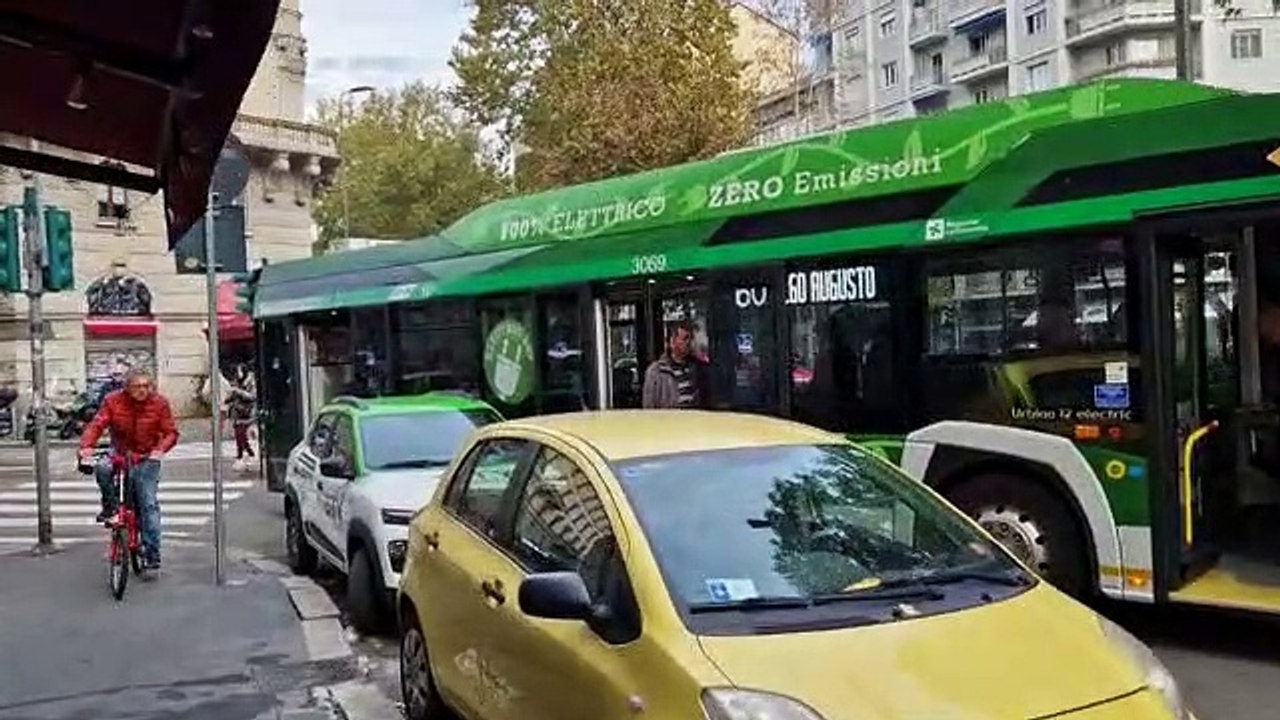 Milano, traffico paralizzato per un'auto parcheggiata male in viale Abruzzi