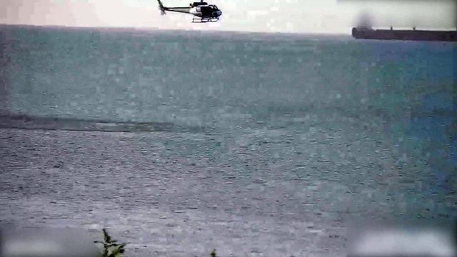 Cena de filme de ação? PM pula de helicóptero no mar para perseguir suspeito de roubo
