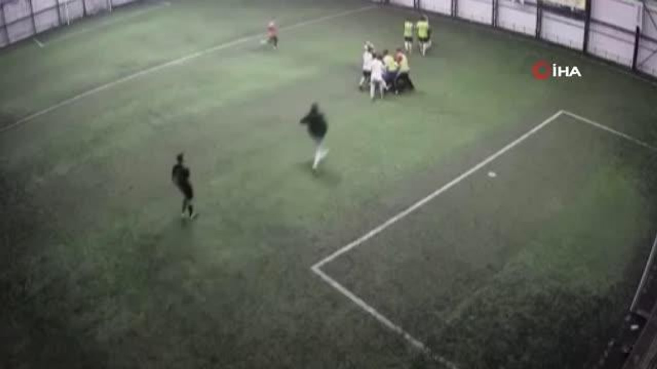 Halı saha boks ringine döndü, kalabalık zor ayırdı