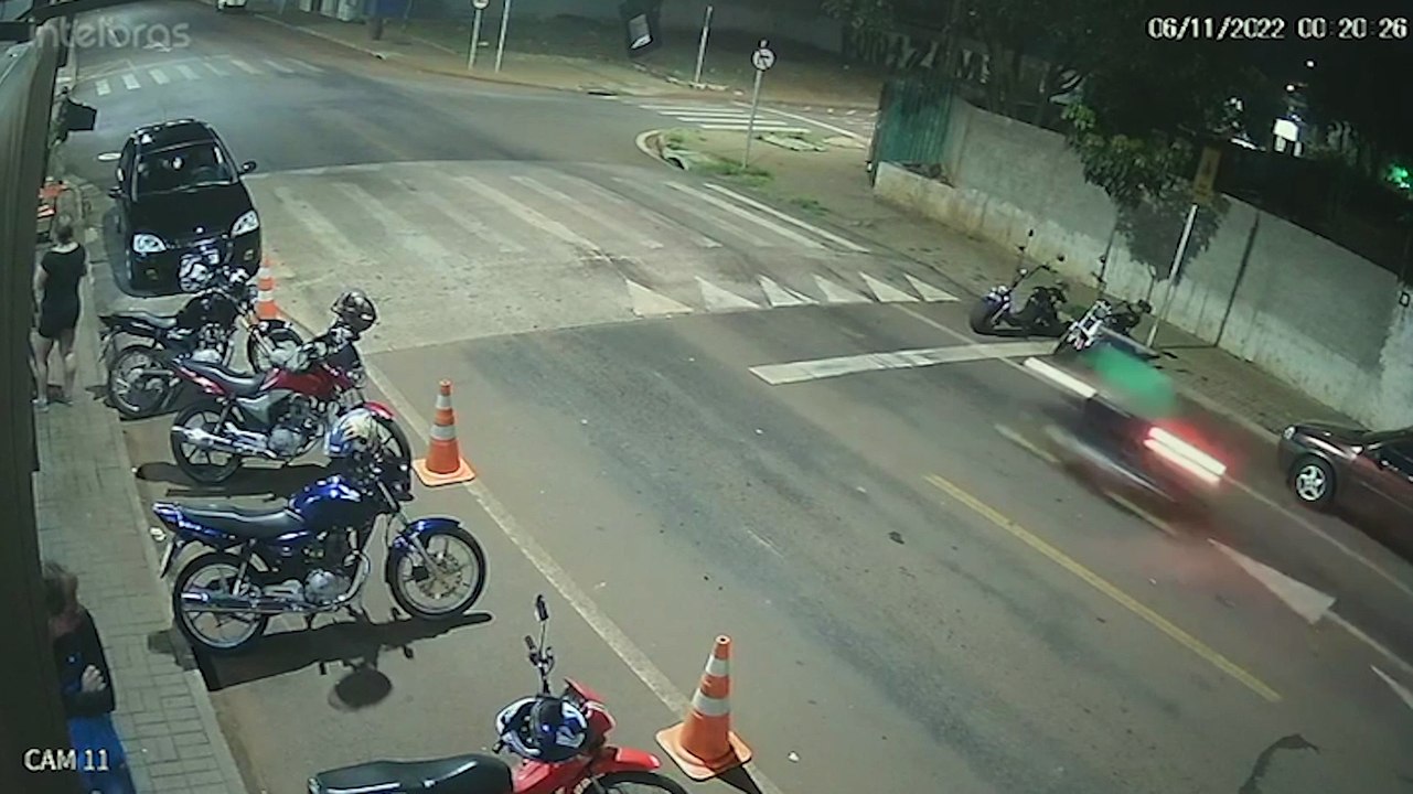 Por outro ângulo: vídeo mostra motociclista atingindo carro estacionado após saltar quebra-molas