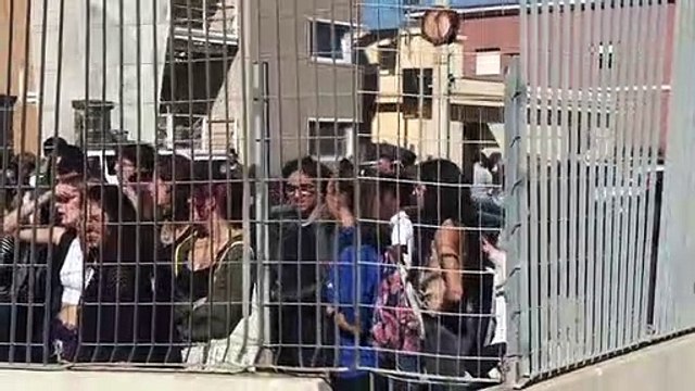 Migranti, continua in porto di Catania manifestazione attivisti - Video