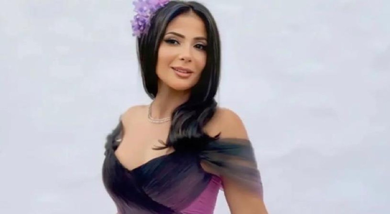 منى زكي تخضع لجلسة تصوير وردية
