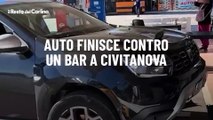 Auto finisce contro un bar a Civitanova