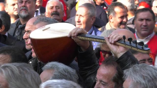 Alevi Yurttaşlar, Polis Müdahalesine Tepki Gösterdi: Siz Polissiniz, Elinizde Silahlarınız Var, Bizim Neyimiz Var? Sadece Biz İnancımız İçin Bu Yola...