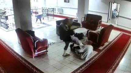 Huzurevinde koltuk değnekli ve tekmeli kavga kamerada: 1 ölü