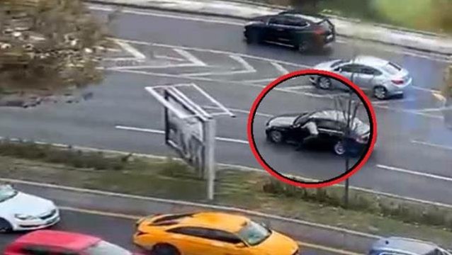 Sürücü direksiyon başında bayıldı, çevredekiler otomobili son anda durdurdu