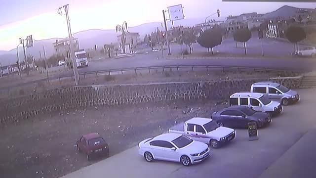 GAZİANTEP - Kontrolden çıkan otomobil ağaçlara çarparak durabildi