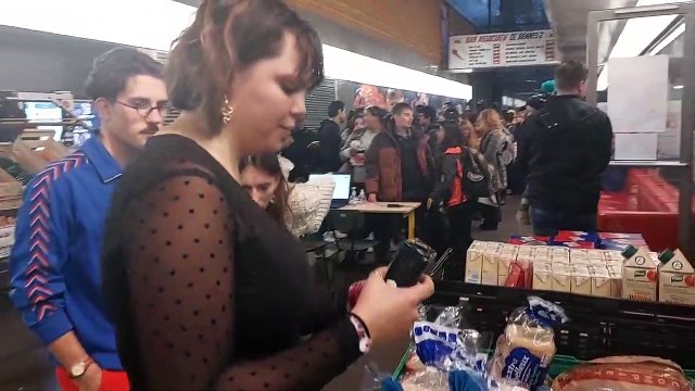 Étudiants bénévoles à l'épicerie gratuite de l'université Rennes 2 en train d'organiser la distribution du lundi 7 novembre 2022