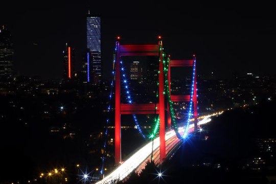 FSM ve Yavuz Sultan Selim köprüleri Azerbaycan bayrağının renkleriyle aydınlatıldı