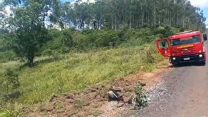 Duas pessoas são ejetadas de caminhão após capotamento na estrada Boiadeira, em Cruzeiro do Oeste