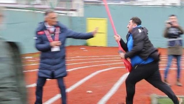 Trabzon'da saha savaş alanına döndü! Hakeme bayrak direğiyle saldırdılar