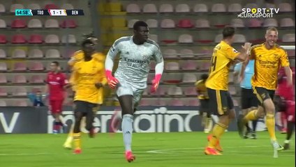 Frappe de 75 mètres... et csc : but de fou au Portugal