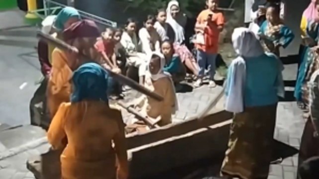 Warga Sambut Gerhana Bulan dengan Berbagai Tradisi Unik