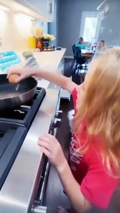 Outdaughtered" Riley busby try new things cooking eggs!!