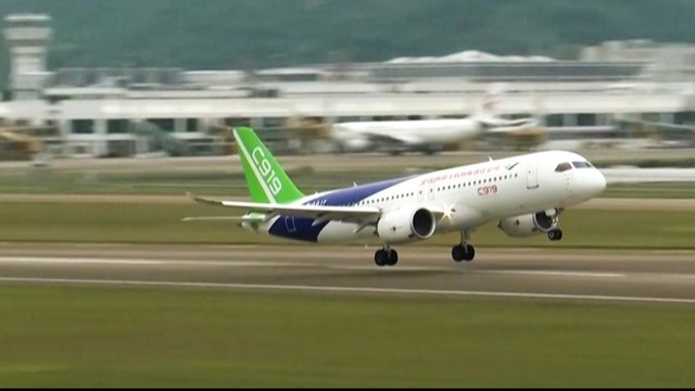 Le Comac C919, l’avion moyen-courrier chinois qui concurrence Airbus et Boeing présenté au public