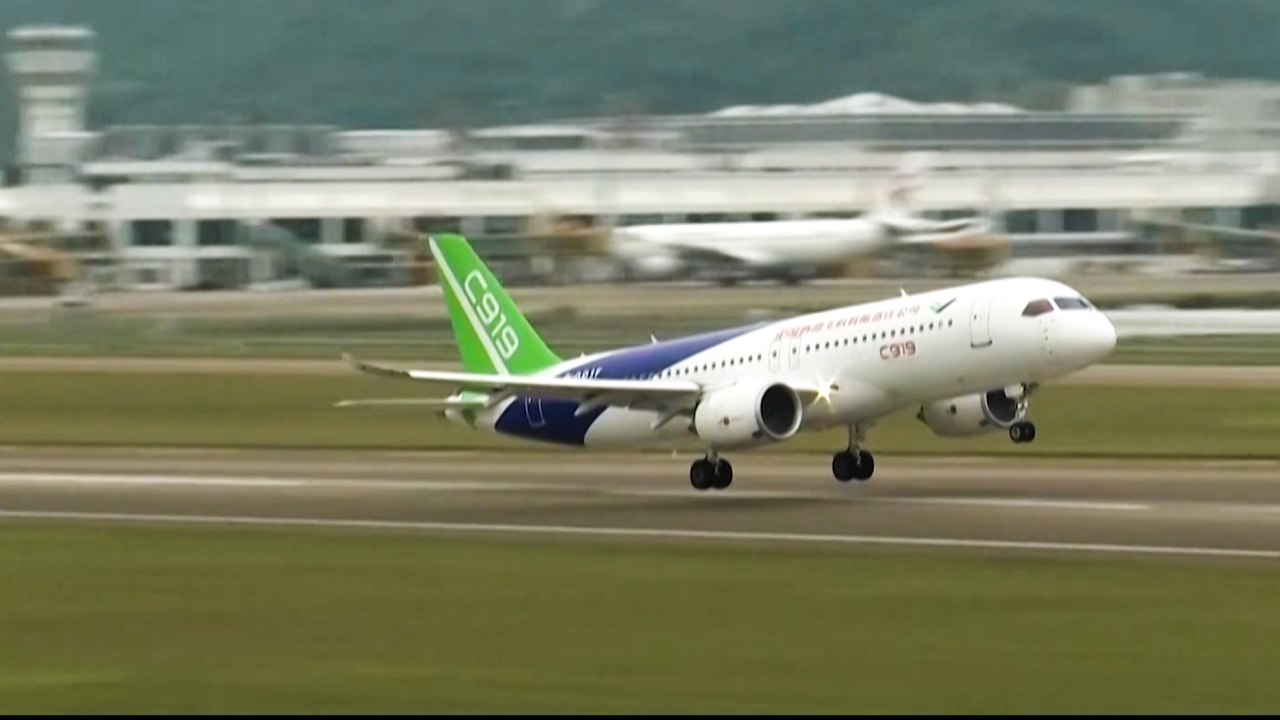Le Comac C919, l’avion moyen-courrier chinois qui concurrence Airbus et Boeing présenté au public