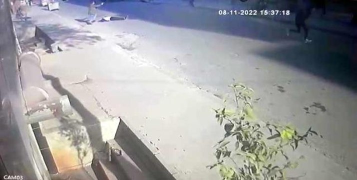 Esenyurt'ta sokak ortasında silahlı çatışma anları kamerada