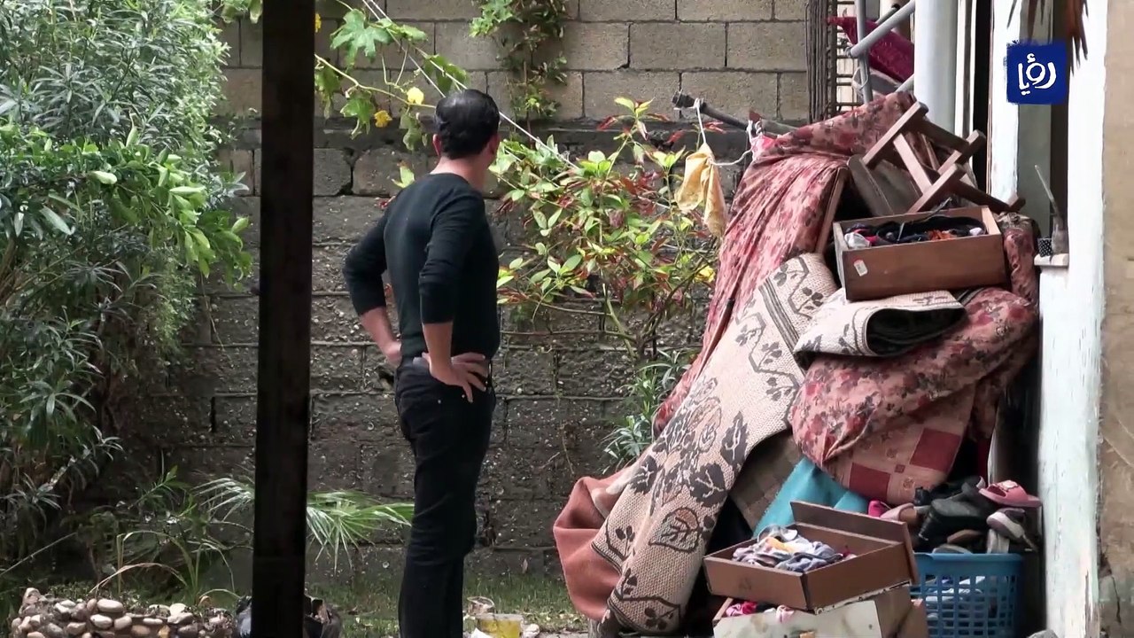 غزّيون يطوفون فوق أثاث منازلهم بعد غرق الشوارع