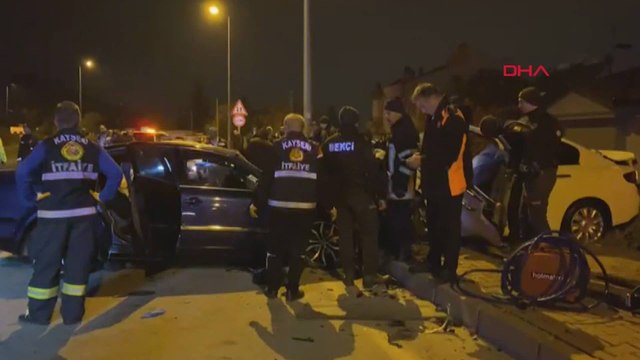 Kayseri'de iki araç kafa kafaya çarpıştı: 2 ölü 6 yaralı