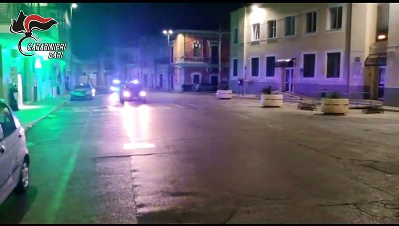 Bari, tentato omicidio in piazza accanto ai bambini che giocano: quattro arresti