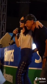 Tùng Yuki bế Mỹ Tâm xuống sân khấu