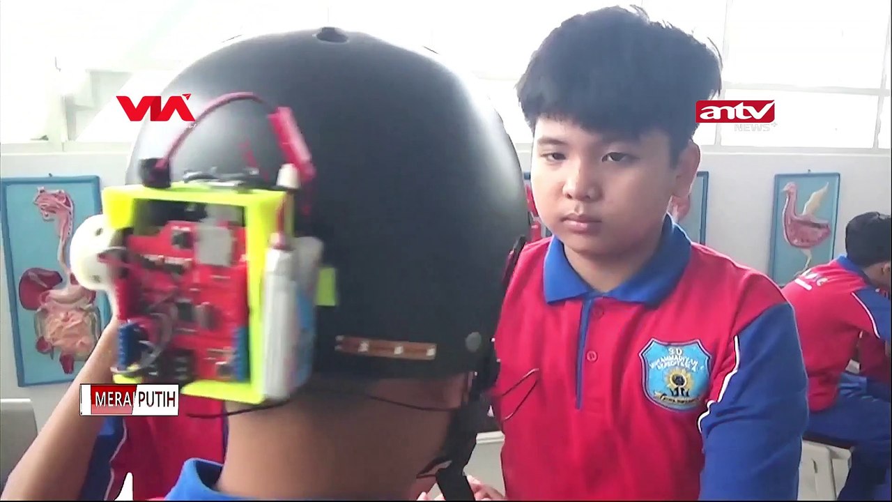 SISWA SD BUAT HELM PINTAR