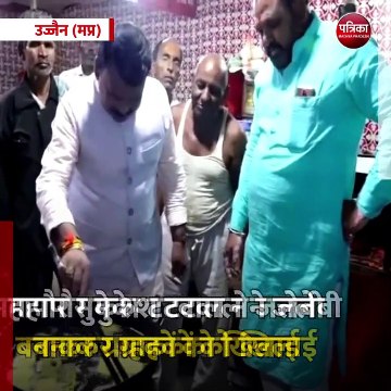 उज्जैन (मप्र): कार्तिक मेले में महापौर ने बनाई जलेबी