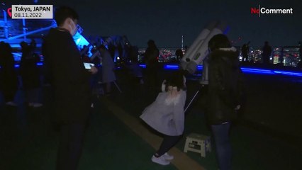 شاهد: الملايين حول العالم يستمتعون برؤية الخسوف الكلي الأخير للقمر في العام الحالي