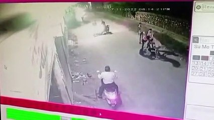 स्वर्णकार से मारपीट कर छीना बैग, स्वर्णकार पिटता रहा, लोग गुजरते रहे....देखें वीडियो