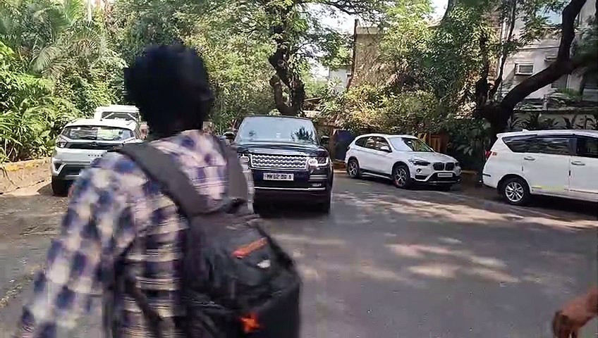 Ranbir Kapoor arrives at his home after meeting Alia in the hospital