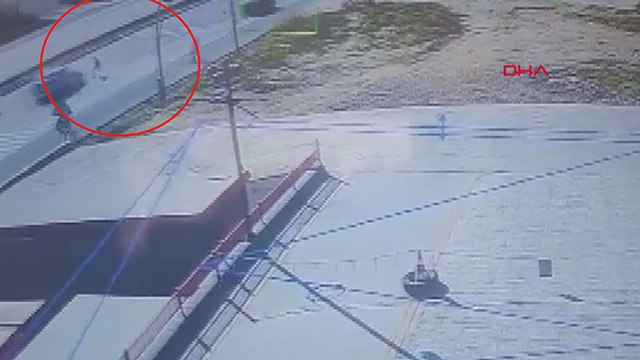 Köpekten kaçarken otomobilin çarptığı çocuk yaralandı