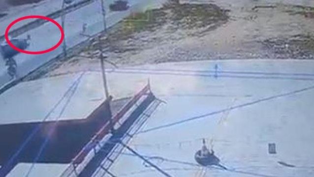 Yeter artık! Başıboş köpekten kaçan çocuğa araba çarptı, ölüm kalım savaşı veriyor
