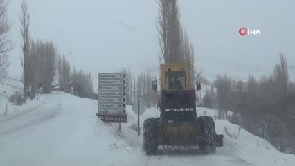 Bayburt'un yüksek kesimlerinde karla mücadele çalışması