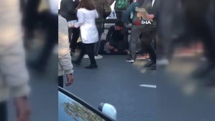 Esenyurt'ta yolun karşısına geçmeye çalışan lise öğrencisine otomobil çarptı