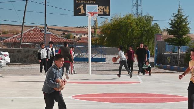 Yozgat'ta Beden Eğitimi Öğretmeni Köy Çocuklarını Basketbol ile Tanıştırdı