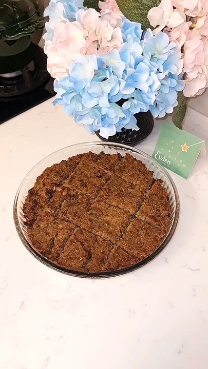 Lübnan mutfağının meşhur kebbesi içli köftenin tepsiye dökülmüş hali, şahane içli köfte lezzeti