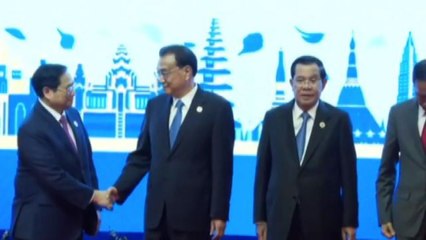 Il premier cinese Li Keqiang arriva al vertice Asean in Cambogia