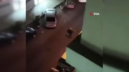 Download Video: İstanbul'da dehşet anları kamerada: Cadde ortasında silahla 2 kişiyi vurdu