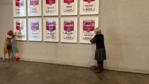 Dos activistas se pegan a las Latas de sopa Campbell de Warhol en Australia